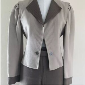 Louis Feraud Wool Blazer with Notched Lapel and Tailored Fit - Vintage - EUC